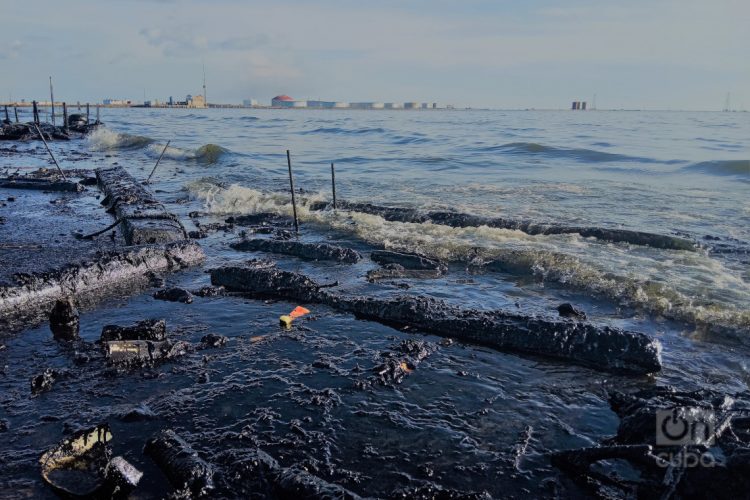 Orilla del Lago de Maracaibo en Cabimas, cuna del petróleo venezolano.