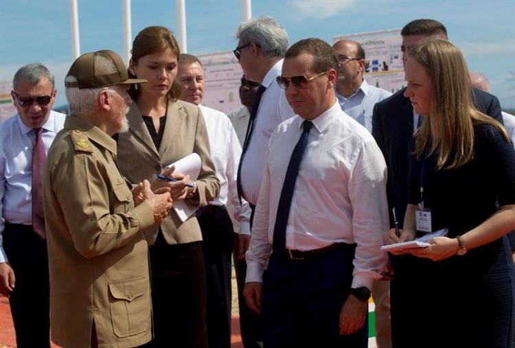 El comandante Ramiro Valdés y el primer ministro de Rusia, Dimitri Medvédev durante la inauguración de un complejo de producción petrolera, en Boca de Jaruco. Foto: EFE.