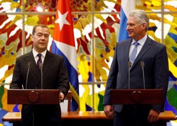 El presidente cubano Miguel Díaz-Canel Bermúdez (d), junto al primer ministro de Rusia, Dmitri Medvédev (i), en declaraciones a la prensa en La Habana, tras un encuentro entre ambos mandatarios, el 3 de octubre de 2019. Foto: Ernesto Mastrascusa/ POOL/EFE.