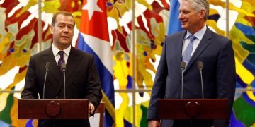 El presidente cubano Miguel Díaz-Canel Bermúdez (d), junto al primer ministro de Rusia, Dmitri Medvédev (i), en declaraciones a la prensa en La Habana, tras un encuentro entre ambos mandatarios, el 3 de octubre de 2019. Foto: Ernesto Mastrascusa/ POOL/EFE.