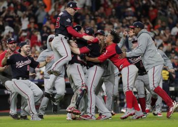 Los Nacionales de Washington festejan tras ganar el séptimo partido de la Serie Mundial frente a los Astros de Houston, el miércoles 30 de octubre de 2019, en Houston. (AP Foto/David J. Phillip)