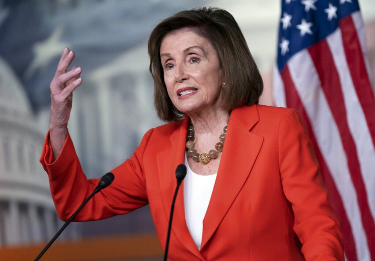 La presidenta de la Cámara de Representantes, Nancy Pelosi, habla con reporteros antes de una votación para formalizar la investigación de juicio político contra el presidente Trump, el 31 de octubre del 2019, en Washington. Foto: J. Scott Applewhite/AP.