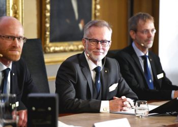 El secretario general de la Academia Sueca de Ciencias, Goran K Hansson, en el centro, y los académicos Peter Fredriksson, a la izquierda, y Jakob Svensson anuncian los ganadores del Nobel de Economía durante una rueda de prensa en la Academia Sueca de Ciencias en Estocolmo, Suecia, el lunes 14 de octubre de 2019. Foto AP