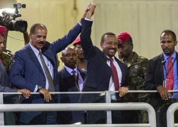 En esta fotografía de archivo del domingo 15 de julio de 2018, el presidente eritreo Isaias Afwerki, segundo de izquierda a derecha, y el premier etíope Abiy Ahmed, al centro, sostienen las manos en alto ante una multitud en Adis Abeba, Etiopía. A Ahmed le fue otorgado el premio Nobel de la Paz el viernes 11 de octubre de 2019. Foto: Mulugeta Ayene/AP/Archivo.