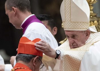 El Papa Francisco coloca la birreta cardenalicia al arzobispo de La Habana, Monseñor Juan de la Caridad García, durante el consistorio realizado en el Vaticano el 5 de octubre de 2019. Foto: Claudio Peri / EFE.