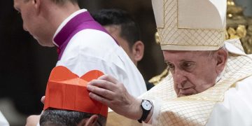 El Papa Francisco coloca la birreta cardenalicia al arzobispo de La Habana, Monseñor Juan de la Caridad García, durante el consistorio realizado en el Vaticano el 5 de octubre de 2019. Foto: Claudio Peri / EFE.