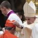 El Papa Francisco coloca la birreta cardenalicia al arzobispo de La Habana, Monseñor Juan de la Caridad García, durante el consistorio realizado en el Vaticano el 5 de octubre de 2019. Foto: Claudio Peri / EFE.
