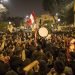 Manifestantes reunidos para protestar contra el Congreso de Perú, tras la disolución de este por el presidente Martin Vizcarra. Foto: Rodrigo Abd / AP.