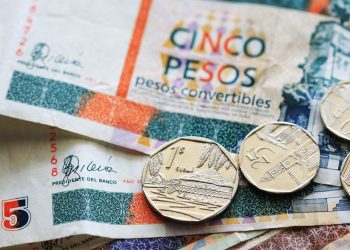 Monedas y billetes de pesos cubanos convertibles (CUC). Foto: viajejet.com