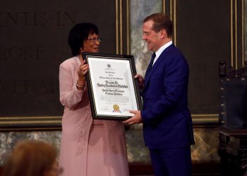 El primer ministro de Rusia, Dmitri Medvédev (d), recibe de la rectora de la Universidad de La Habana, Miriam Nicado (i), el título de doctor Honoris Causa en Ciencias Políticas, el viernes 4 de octubre de 2019 en La Habana. Foto: Yander Zamora / EFE.