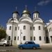 Un auto Moscovich de la era soviética circula por delante de entrada la catedral ortodoxa rusa de La Habana. Foto: Ismael Francisco/AP.