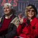 Los actores Sam Waterston y Jane Fonda asisten a una manifestación en el Capitolio en Washington el viernes 18 de octubre de 2019.  Foto: Manuel Balce Ceneta/AP.