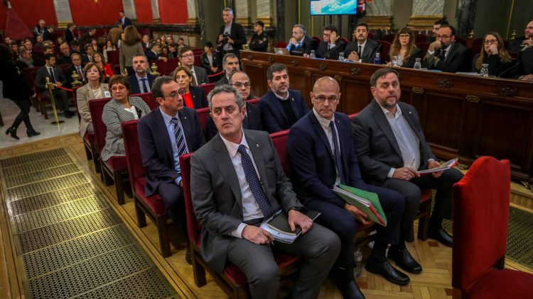 Los doce líderes catalanes sentenciados, durante el juicio. Foto: Emilio Naranjo/EFE.