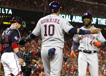 El cubano Yordan Álvarez, de los Astros de Houston, festeja con su compatriota y compañero Yuli Gurriel tras conectar un jonrón de dos carreras el domingo 27 de octubre de 2019, ante los Nacionales de Washington, en el quinto juego de la Serie Mundial (AP Foto/Jeff Roberson)