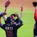 El dominicano Juan Soto (derecha) y su compatriota Víctor Robles festejan la victoria sobre los Astros de Houston en el primer juego de la Serie Mundial, el martes 22 de octubre de 2019 (AP Foto/Eric Gay)