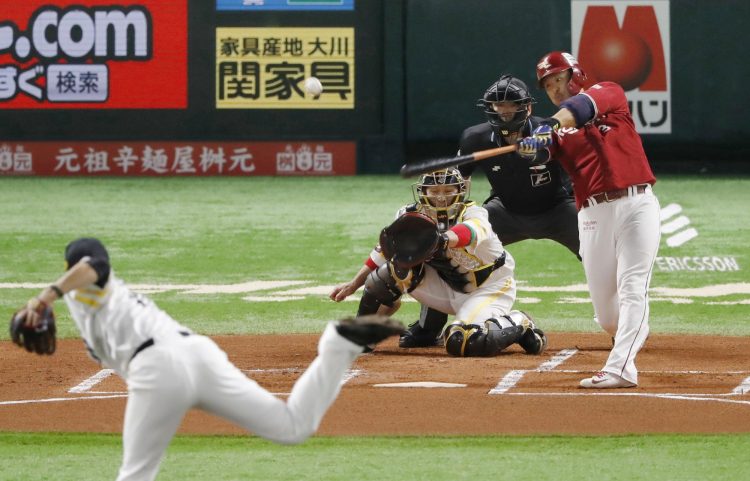 El camarero Hideto Asamura pegó par de cuadrangulares y remolcó tres carreras en la victoria de Rakuten sobre los Halcones de Softbank. Foto: Tomada de Japan Times.