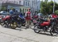 Motos de compradores de la tienda de 23 y C, parqueadas enfrente a ese establecimiento comercial de La Habana, en el que este 28 de octubre de 2019 comenzó la venta de componentes automotrices en divisas a través de tarjetas magnéticas asociadas a cuentas bancarias. Foto: Otmaro Rodríguez.