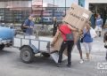 Un hombre sube a un carro un refrigerador comprado el lunes 28 de octubre de 2019, en el centro comercial Galerías de Paseo, en La Habana, en el que este 28 de octubre de 2019 comenzó la venta de equipos electrodomésticos en divisas a través de tarjetas magnéticas asociadas a cuentas bancarias. Foto: Otmaro Rodríguez.