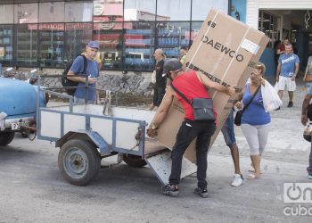 Un hombre sube a un carro un refrigerador comprado el lunes 28 de octubre de 2019, en el centro comercial Galerías de Paseo, en La Habana, en el que este 28 de octubre de 2019 comenzó la venta de equipos electrodomésticos en divisas a través de tarjetas magnéticas asociadas a cuentas bancarias. Foto: Otmaro Rodríguez.