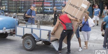 Un hombre sube a un carro un refrigerador comprado el lunes 28 de octubre de 2019, en el centro comercial Galerías de Paseo, en La Habana, en el que este 28 de octubre de 2019 comenzó la venta de equipos electrodomésticos en divisas a través de tarjetas magnéticas asociadas a cuentas bancarias. Foto: Otmaro Rodríguez.