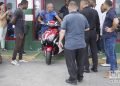 Un hombre mueve una moto eléctrica comprada en el servicentro El Tángana, en La Habana, que este 28 de octubre de 2019 comenzó la venta en divisas a través de tarjetas magnéticas asociadas a cuentas bancarias. Foto: Otmaro Rodríguez.