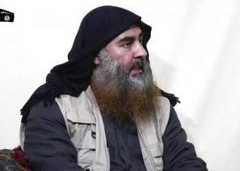 Abu Bakr al-Baghdadi, el líder del Estado Islámico. Foto colocada en internet el 29 de abril de 2019. (Al-Furqan media vía AP, File)