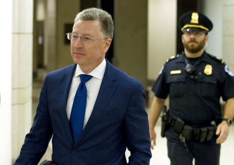 Kurt Volker, exenviado especial ante Ucrania, sale tras una entrevista a puerta cerrada con investigadores de la Cámara de Representantes, parte de la investigación de los demócratas al presidente Donald Trump, en el Capitolio en Washington, el jueves 3 de octubre de 2019. (AP Foto/José Luis Magaña)