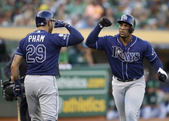 El jugador de los Rays de Tampa Bay, el cubano Yandy Díaz, es felicitado por su compañero Tommy Pham (29) luego de conectar un jonrón solitario contra los Atléticos de Oakland, durante el primer inning del juego de comodines de la Liga Americana, en Oakland, California, el miércoles 2 de octubre de 2019. Foto: Ben Margot / AP.