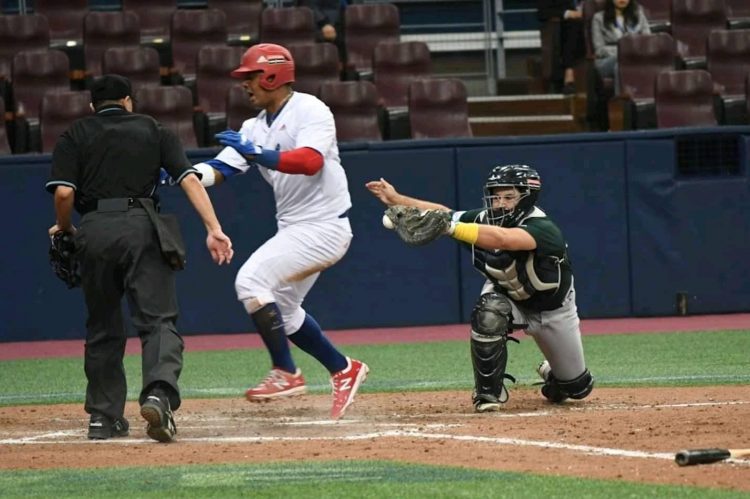 Yosvani Alarcón anota la carrera de la victoria en el triunfo 3x2 del equipo cubano de béisbol frente a Australia en el torneo Premier 12 en Seúl, Korea del Sur, el jueves 7 de noviembre de 2019. Foto: Jit / Facebook.