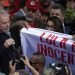 El expresidente de Brasil Luiz Inácio Lula da Silva, sostiene la esquina de una pancarta con la frase (en portugués) "Lula es inocente" mientras se dirige a sus seguidores en el exterior de la sede de la Policía Federal, donde pasó meses encarcelado por cargos de corrupción, en Curitiba, Brasil, el 8 de noviembre de 2019. Foto: Leo Correa / AP / Archivo.