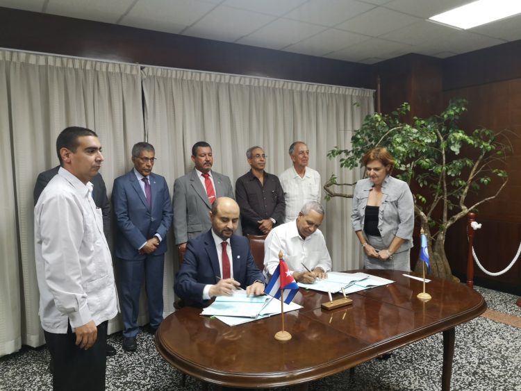 Abdulhamid Alkhalifa, director general de OFID (der) y Antonio Rodríguez, presidente del Instituto Nacional de Recursos Hidráulicos firman acuerdo de préstamo. Foto: twitter.com/AntonioRdguezR