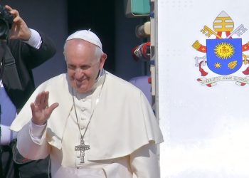 Imagen de archivo, tomada de un video, del papa Francisco saludando a fieles católicos. Foto: Host Broadcast vía AP / Archivo.