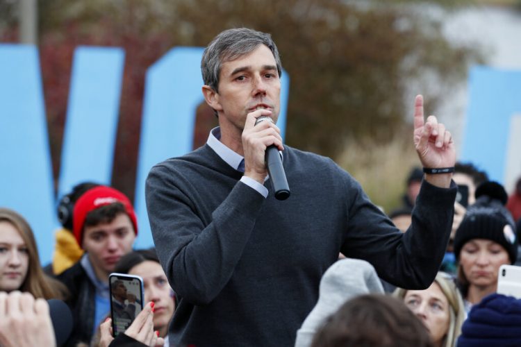 El precandidato demócrata a la presidencia Beto O’Rourke habla con sus partidarios el viernes 1 de noviembre de 2019 en Des Moines, Iowa. Foto: Charlie Neibergall/AP.