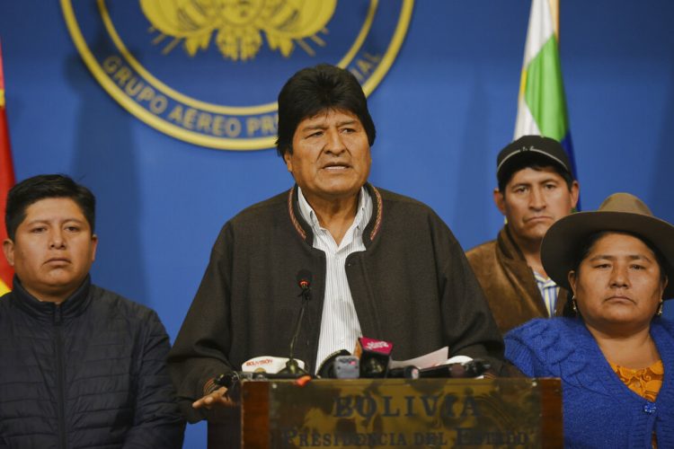 El presidente boliviano Evo Morales habla desde el hangar presidencial en El Alto, Bolivia, el domingo 10 de noviembre de 2019, horas antes de renunciar a la presidencia para facilitar la pacificación del país. Foto: Enzo De Luca/Agencia Boliviana de Información vía AP.