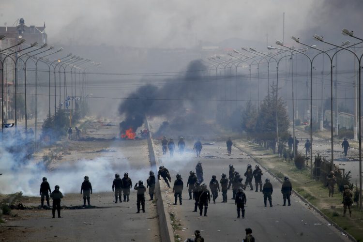 Las fuerzas de seguridad vigilan el camino que conduce a una planta de gas en El Alto, en las afueras de La Paz, Bolivia, mientras los partidarios del expresidente Evo Morales establecieron barricadas el martes 19 de noviembre de 2019. (AP Foto / Natacha Pisarenko)