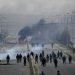 Las fuerzas de seguridad vigilan el camino que conduce a una planta de gas en El Alto, en las afueras de La Paz, Bolivia, mientras los partidarios del expresidente Evo Morales establecieron barricadas el martes 19 de noviembre de 2019. (AP Foto / Natacha Pisarenko)