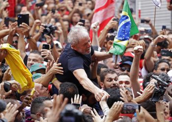 El expresidente brasileño Luiz Inácio Lula da Silva es cargado por simpatizantes durante una manifestación frente afuera del Sindicato de Trabajadors Metalúrgicos en Sao Bernardo do Campo, en Brasil, el sábado 9 de noviembre de 2019. (AP Foto/Nelson Antoine)