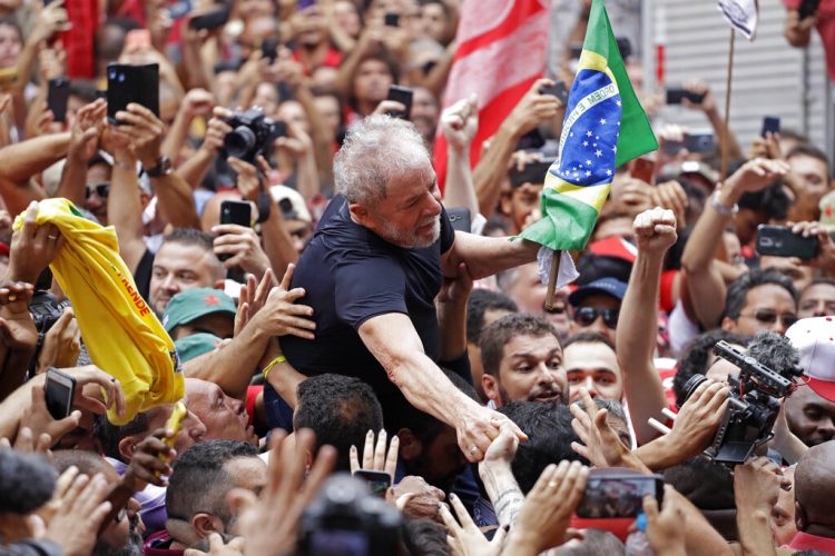 El expresidente brasileño Luiz Inácio Lula da Silva es cargado por simpatizantes durante una manifestación frente afuera del Sindicato de Trabajadors Metalúrgicos en Sao Bernardo do Campo, en Brasil, el sábado 9 de noviembre de 2019. (AP Foto/Nelson Antoine)