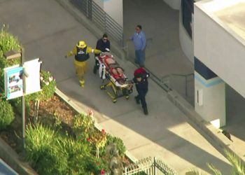 En imagen tomada del video proporcionado por KTLA-TV, paramédicos trasladan en una camilla a una persona herida durante un tiroteo en la Escuela Secundaria Saugus de Santa Clarita, California, el jueves 14 de noviembre de 2019. Foto:KTLA-TV vía AP