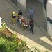 En imagen tomada del video proporcionado por KTLA-TV, paramédicos trasladan en una camilla a una persona herida durante un tiroteo en la Escuela Secundaria Saugus de Santa Clarita, California, el jueves 14 de noviembre de 2019. Foto:KTLA-TV vía AP