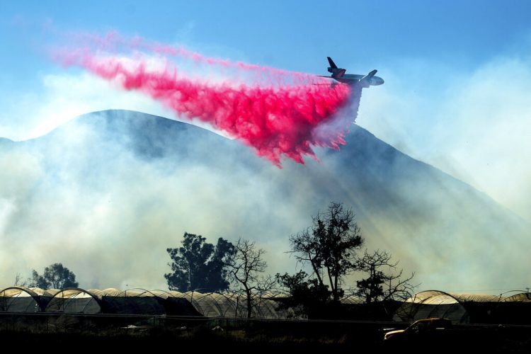 Un avión cisterna deja caer retardante sobre el incendio María cerca de Santa Paula, California, el viernes 1 de noviembre de 2019. Foto: Noah Berger/ AP.