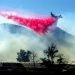 Un avión cisterna deja caer retardante sobre el incendio María cerca de Santa Paula, California, el viernes 1 de noviembre de 2019. Foto: Noah Berger/ AP.