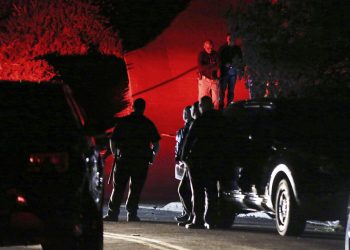 Agentes de la policía del condado Contra Costa investigan un tiroteo registrado en una casa en Orinda, California, el jueves 31 de octubre de 2019. (Ray Chavez/East Bay Times vía AP)