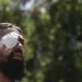 Marcelo Herrera, con los ojos vendados por una lesión que sufrió durante una protesta reciente, participa en una manifestación en Santiago, Chile, el jueves 28 de noviembre de 2019. Foto: Esteban Felix / AP.