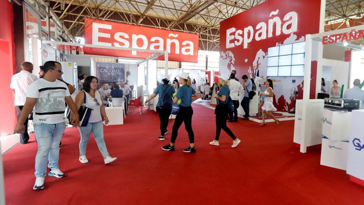 Varias personas caminan en el pabellón de España durante el primer día de la Feria Internacional de La Habana (Fihav) 2019. Foto: Ernesto Mastrascusa / EFE.