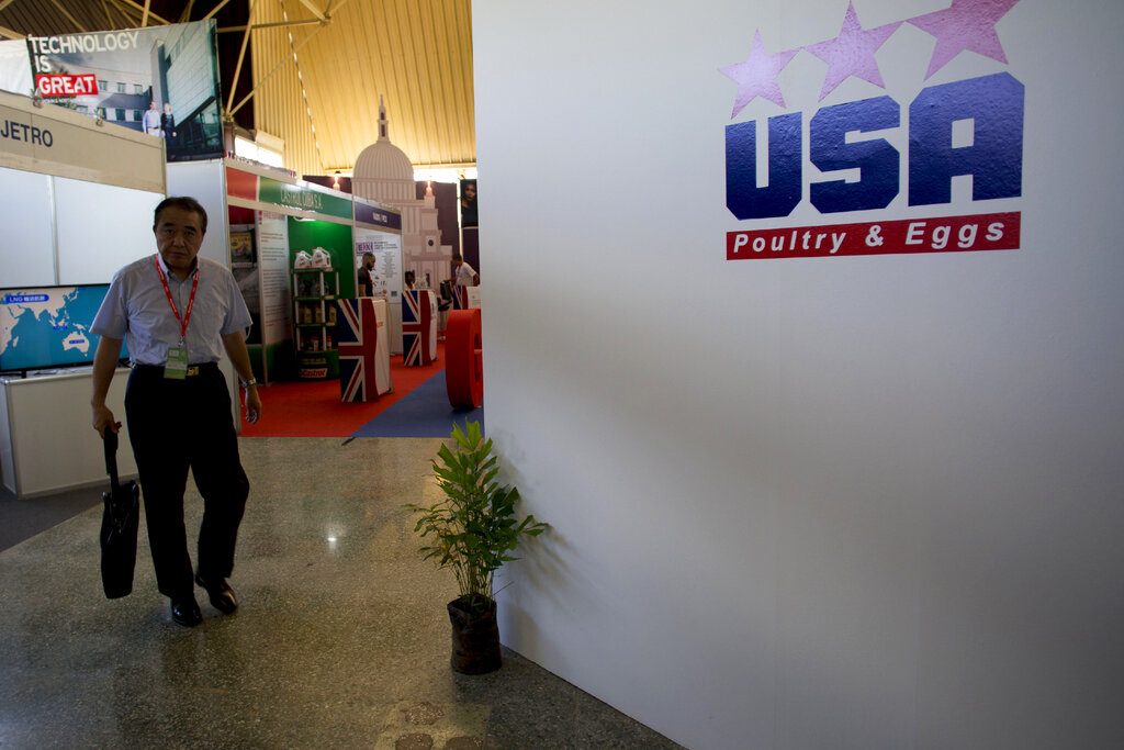 Un exportador camina junto a un estante de Estados Unidos en la feria Internacional de Comercio de La Habana el miércoles, 6 de noviembre del 2019. Foto: Ismael Francisco / AP.