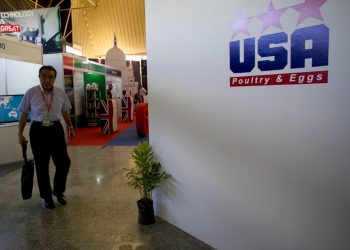 Un exportador camina junto a un estante de Estados Unidos en la feria Internacional de Comercio de La Habana el miércoles, 6 de noviembre del 2019. Foto: Ismael Francisco / AP.