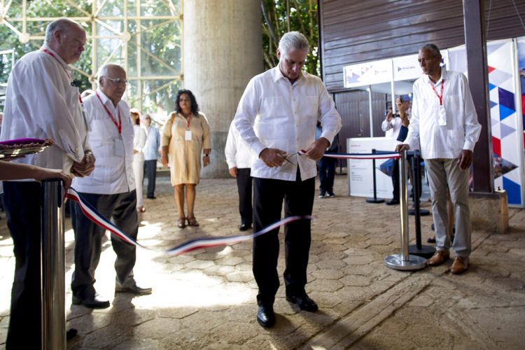 El presidente cubano Miguel Diaz-Canel corta el listón inaugural de la  Feria Internacional de La Habana Foto: Ismael Francisco/AP