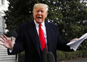 El presidente Donald Trump, con apuntes manuscritos en la mano, habla con la prensa sobre la audiencia del embajador ante la UE, Gordon Sondland, 20 de noviembre de 2019. Foto: Jacquelyn Martin / AP.