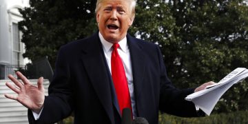 El presidente Donald Trump, con apuntes manuscritos en la mano, habla con la prensa sobre la audiencia del embajador ante la UE, Gordon Sondland, 20 de noviembre de 2019. Foto: Jacquelyn Martin / AP.